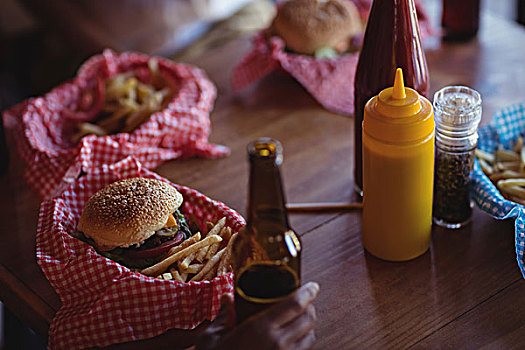 快餐,啤酒瓶,桌上,餐馆