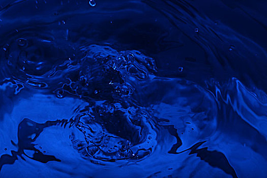 蓝色背景下的水滴