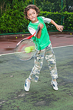 儿童打网球