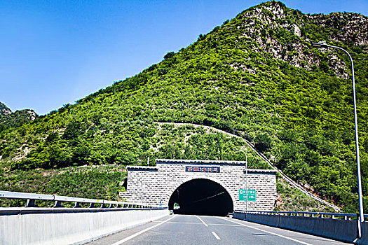 高速公路的隧道