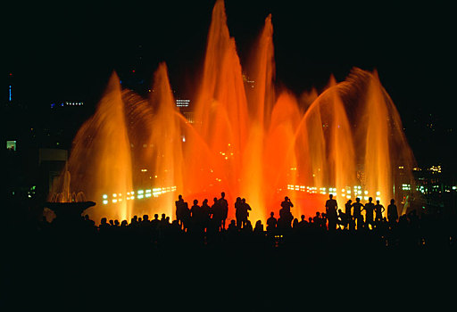 剪影,一堆,夜晚,站立,大,喷泉,光亮,橙色