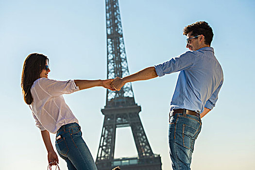 年轻,情侣,正面,埃菲尔铁塔,巴黎,法国