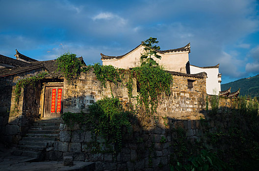 沐浴在清查阳光中的安徽宣城市泾县查济村古建筑