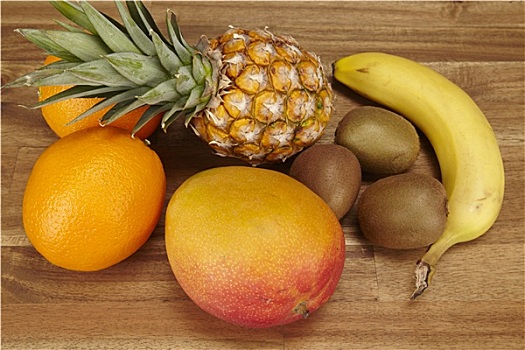 富含多种维生素,菠萝,橘子,香蕉,猕猴桃,芒果
