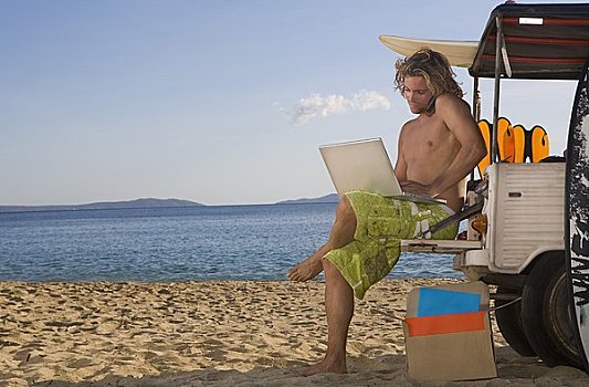 男人,海滩,吉普车,笔记本电脑,电话