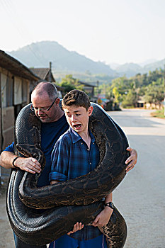 父子,拿着,大,巨蟒,清莱,泰国