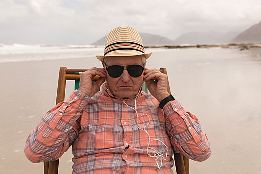 男人,戴着,耳机,放松,沙滩椅