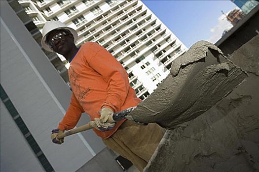 仰视,建筑工人,铲,水泥