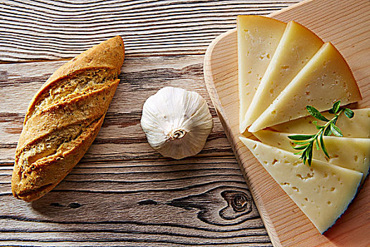 地中海食品,面包块,蒜,奶酪切片,乡村,木头