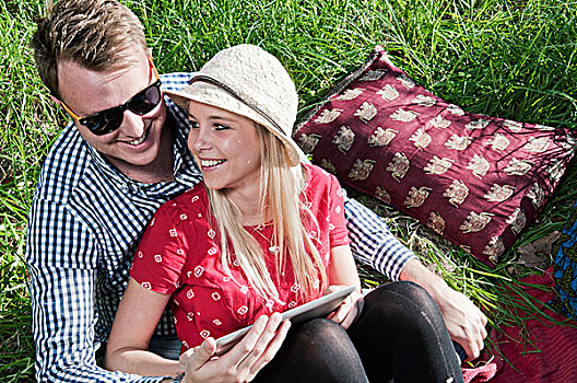 年轻,情侣,坐,野餐毯