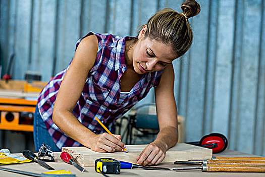 女性,木匠,标记,厚木板,铅笔,工作间