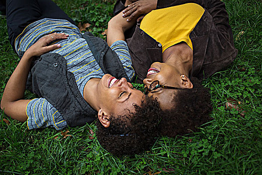 两个,成熟,女性朋友,躺着,公园,草