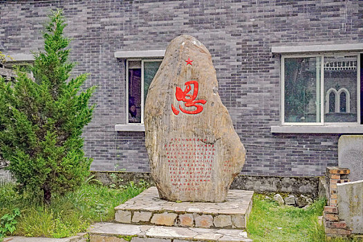 恩-毛泽东青铜塑像记事碑