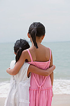 孩子,姐妹,搂抱,向外看,海上