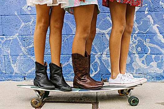 三个女孩,站立,滑板,下部
