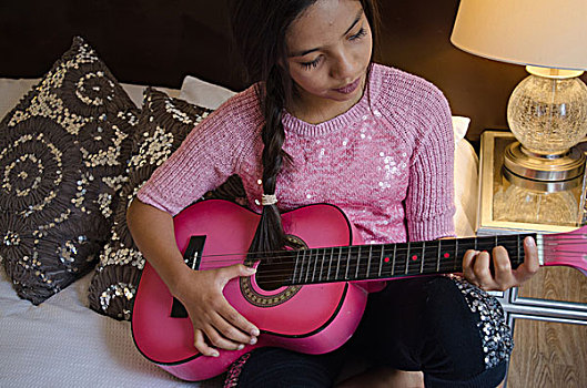 女孩,在家,弹吉他