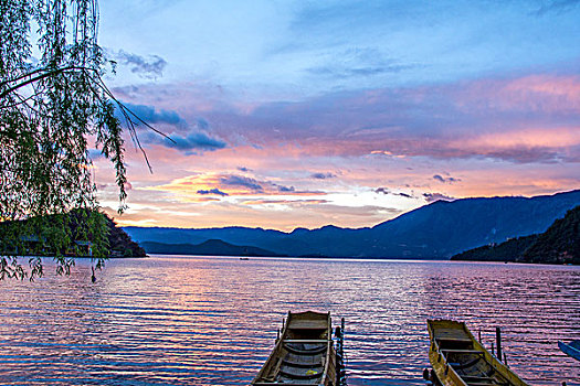 日出清晨紫色湖泊