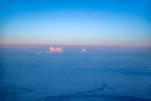 飞机飞越万米高空上的云层