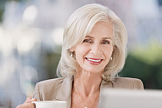 头像,微笑,老人,职业女性,喝咖啡