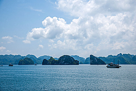 越南广宁鸿基市下龙湾海上石林