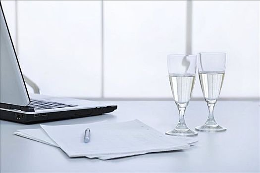 笔记本,香槟酒杯,合同,桌子