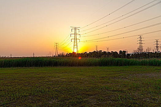 金色夕阳背景下的输变线路