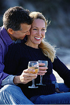 坐,夫妇,海滩,葡萄酒杯