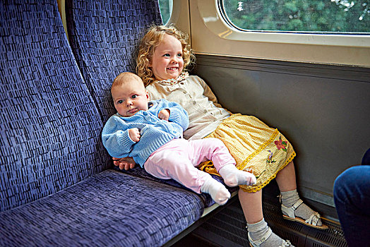 女性,幼儿,坐,列车,婴儿,姐妹