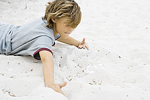 男孩,俯卧,挖,沙子,特写
