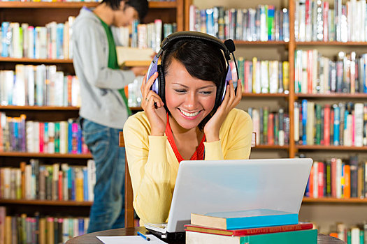 女孩,图书馆,笔记本电脑,耳机