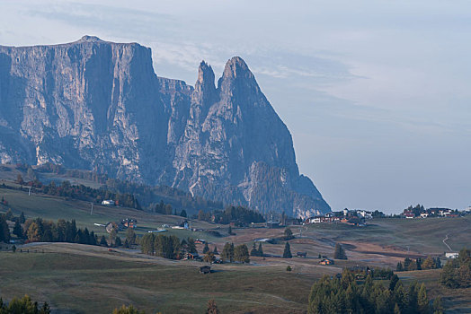 意大利多洛米蒂山脉苏西高原秋季黄昏自然风光