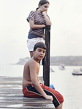 两个,年轻人,青少年,男孩,女孩,码头,远眺,停泊,船,海岸线