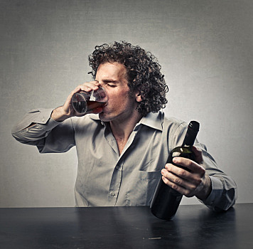 醉酒,一个,男人,喝,葡萄酒