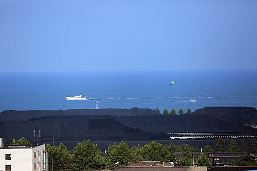 山东省日照市,蓝天碧海下的港口运输生产繁忙有序