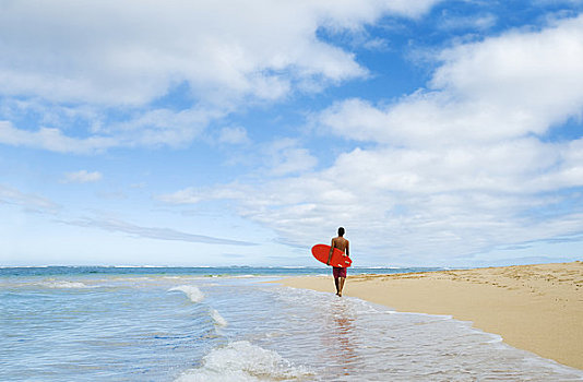 夏威夷,考艾岛,男人,走,海滩,冲浪板,后面