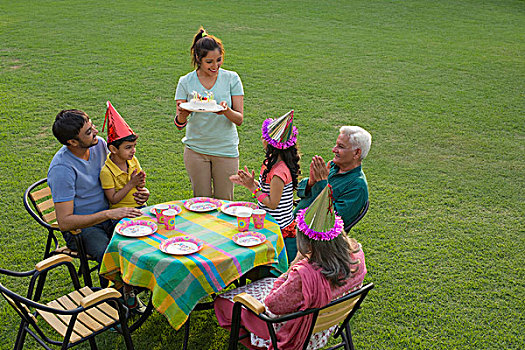 母亲,拿着,生日蛋糕,聚会,桌子,孩子,4-5岁,户外