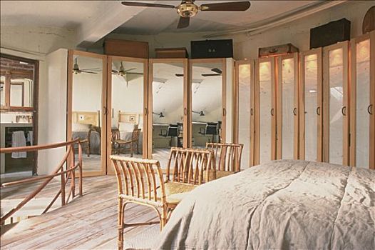 卧室,床,遮盖,白色,藤条,座椅,木质,木地板,栏杆,镜子