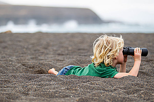 男孩,双筒望远镜,海滩