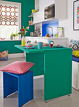 小,公寓,绿色,储物,早餐桌,相配,墙壁,蓝色,木质,凳子