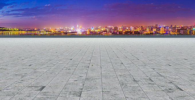 道路地面和城市建筑天际线