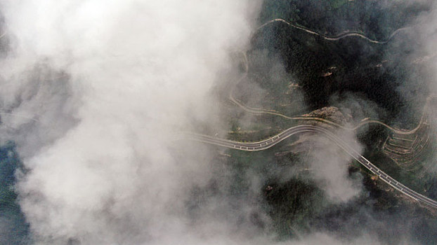 山东省日照市,云雾环绕下的盘山公路恍如仙境