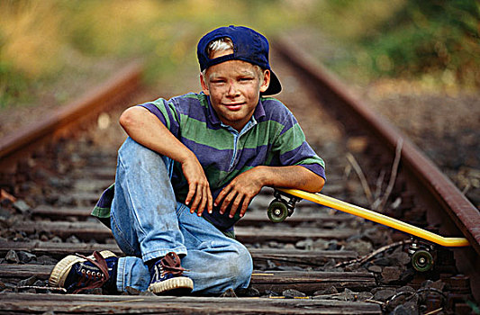 男孩,滑板,坐,铁轨