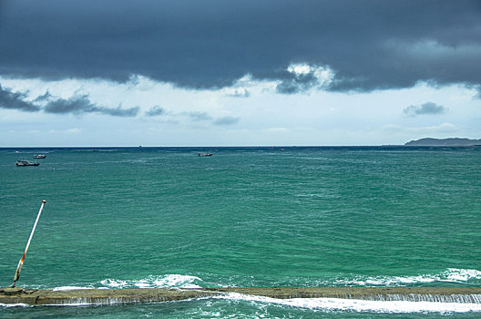 海岸,岸边,海边,沿岸,阴天,白天,乌云,雷云,多云,云,天气,气象,预警,目的地,旅行,休闲,旅游,水,水岸,滨水地区,水系,天际线