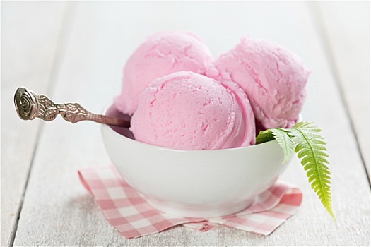 草莓冰激凌,碗