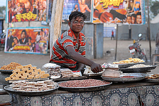 摊贩,销售,甜食,花生,鹰嘴豆,热,小,容器,乡村,背景,便宜,马哈拉施特拉邦,印度,一月,2007年