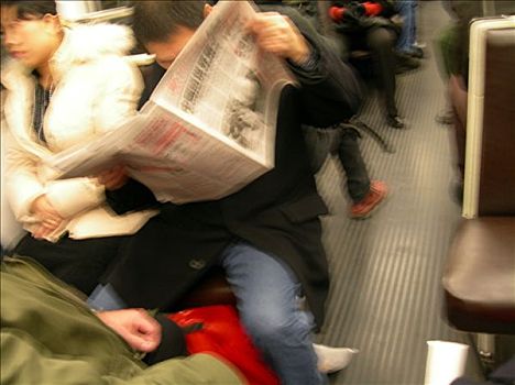 法国,巴黎,地铁,人群,坐,男人,读报纸,模糊效应