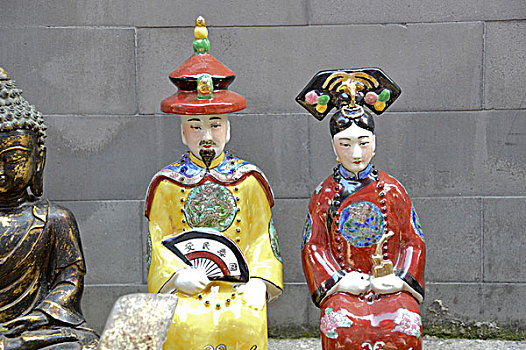 潘家园旧货市场,清朝皇帝和妃嫔的小塑像,北京朝阳区华威里18号
