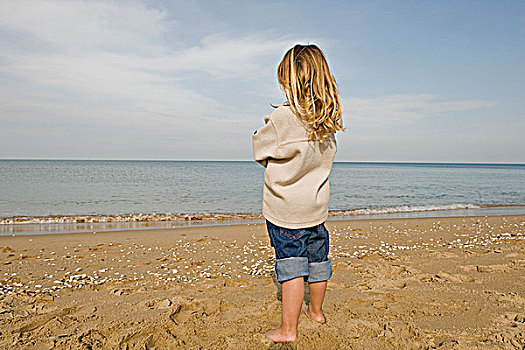 小女孩,看,海洋