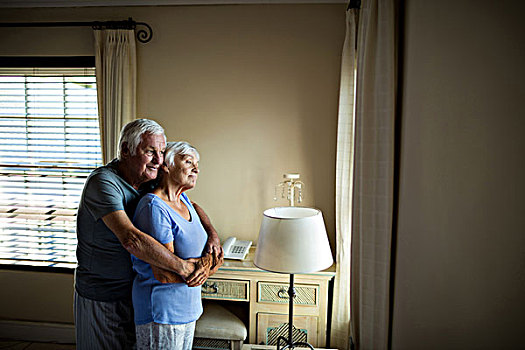 老年,夫妻,搂抱,相互,卧室,在家
