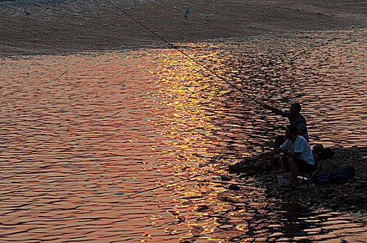 夕阳下河边钓鱼